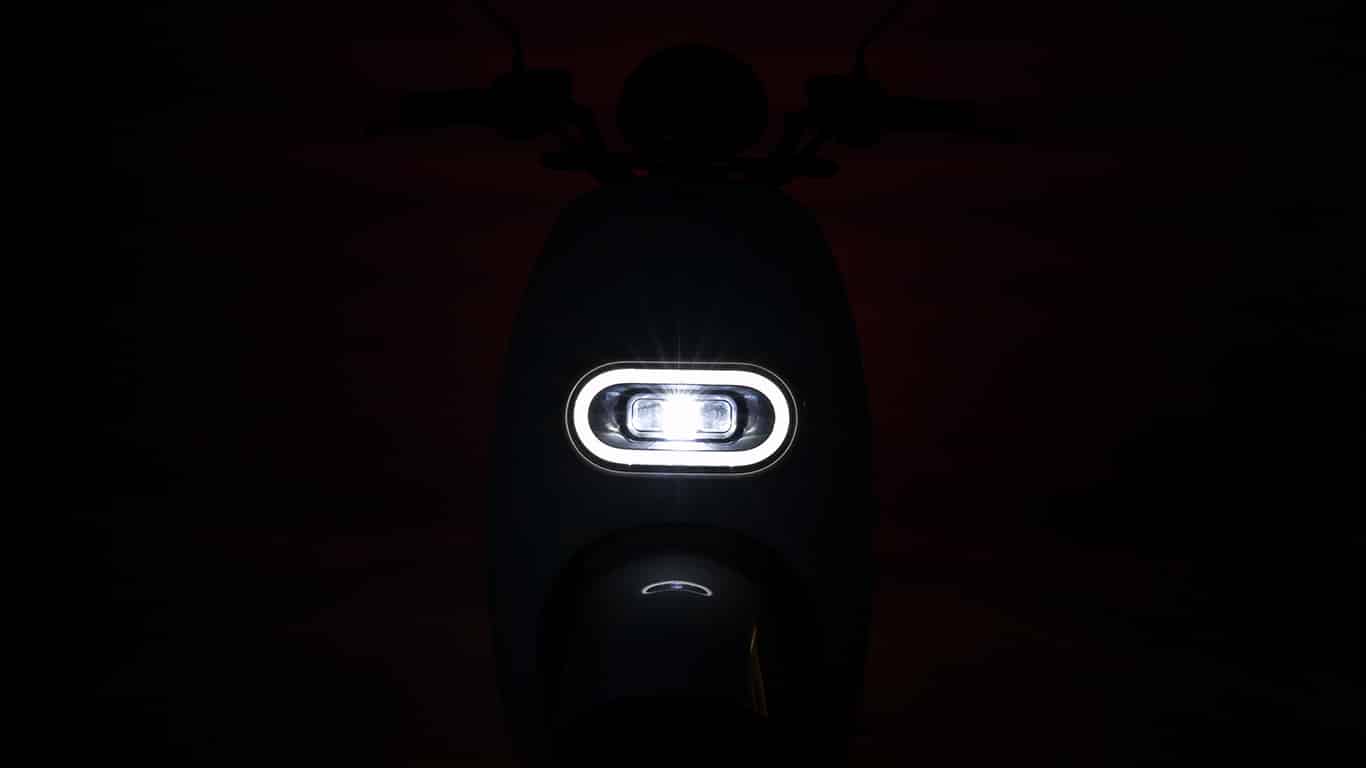 Lampa på moped LX02 från LV Scooter. Lampa tänd och mörker runtom.