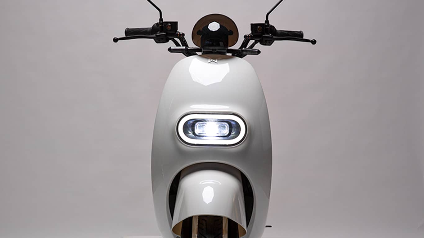 Stilren moped med snygg lampa fram. Lx02 moped från LV Scooter.