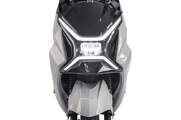 LED strålkastare moped. Snygg design på en vit LX01 elmoped.