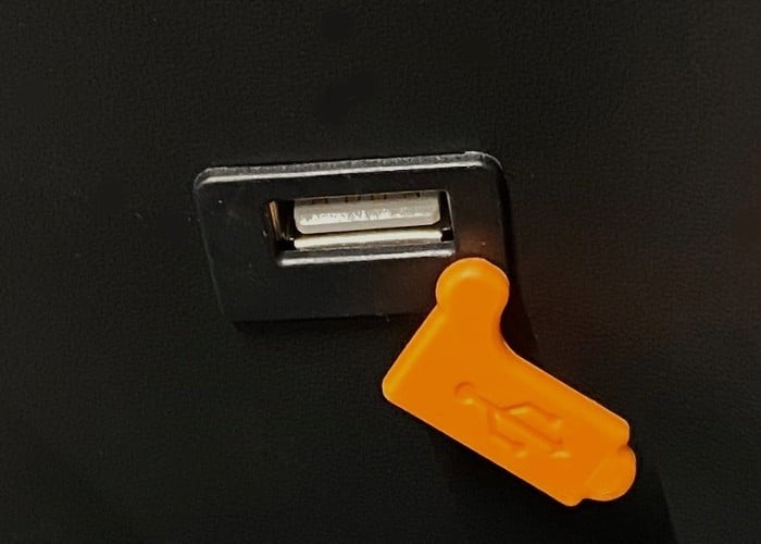 USB-uttag för laddning av mobil. Elmoped från LV Scooter.
